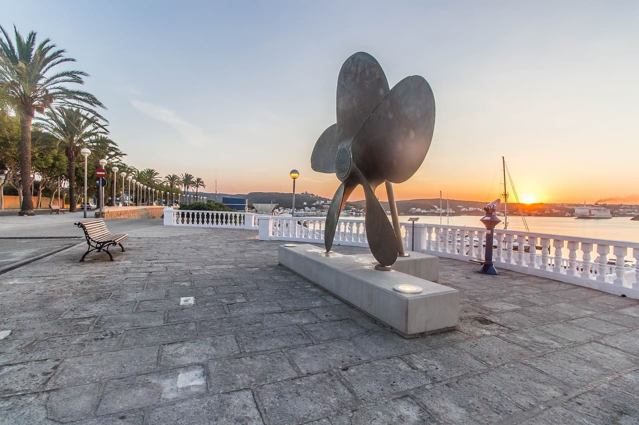 Puerto de Mahón, base de trabajo del equipo de Menorca Brokers